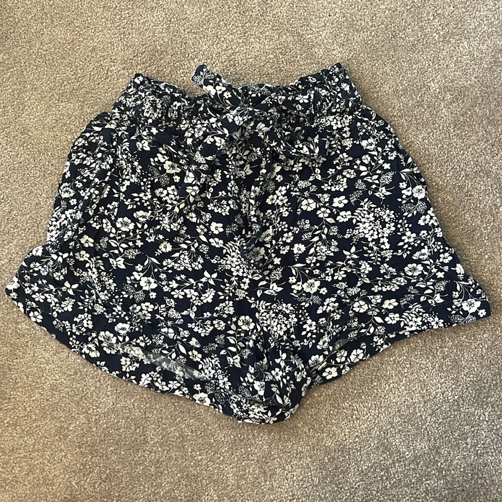 navy and white hollister shorts size small